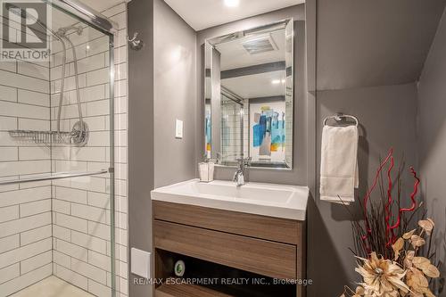 2522 Cavendish Drive, Burlington, ON - Indoor Photo Showing Bathroom