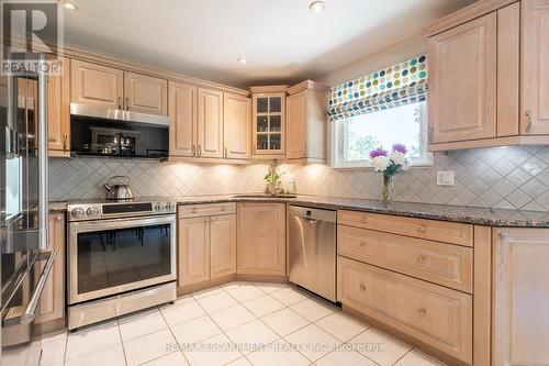 2522 Cavendish Drive, Burlington, ON - Indoor Photo Showing Kitchen With Upgraded Kitchen