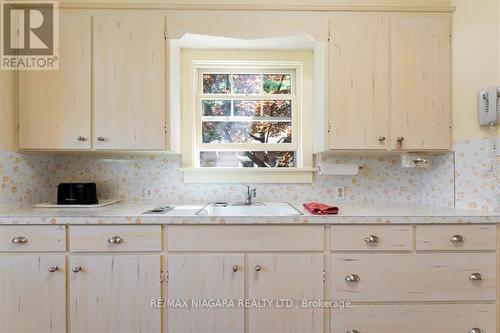 799 Edgemere Road, Fort Erie, ON - Indoor Photo Showing Kitchen