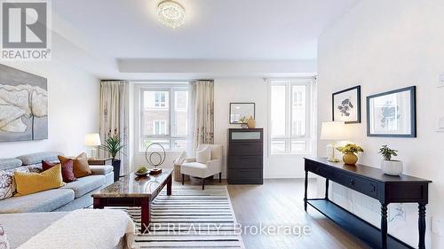 19 Massachusetts Lane, Markham, ON - Indoor Photo Showing Living Room