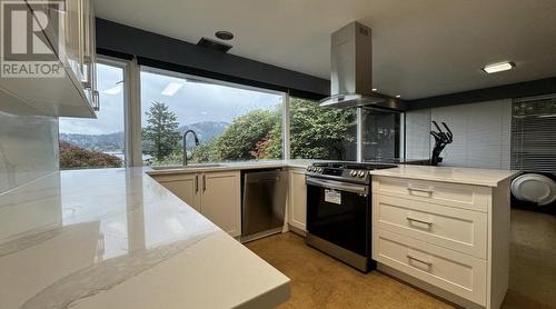 810 Beachview, North Vancouver, BC - Indoor Photo Showing Kitchen