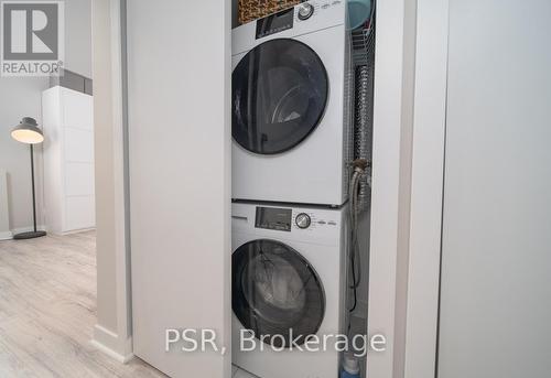 305 - 21 Earl Street, Toronto, ON - Indoor Photo Showing Laundry Room