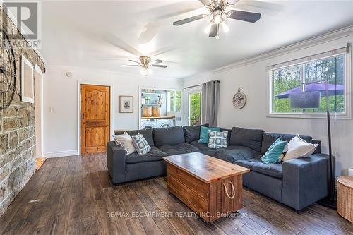 1539 Brock Road, Hamilton, ON - Indoor Photo Showing Living Room