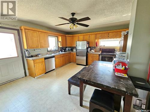 1031 Montgomery Street, Moose Jaw, SK - Indoor Photo Showing Kitchen