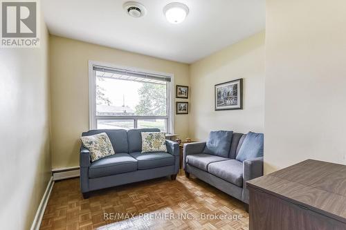 1 Gram Street, Vaughan (Maple), ON - Indoor Photo Showing Living Room