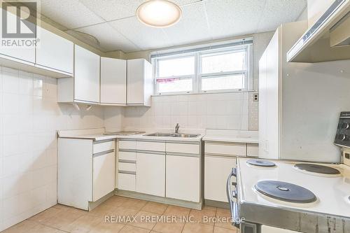 1 Gram Street, Vaughan (Maple), ON - Indoor Photo Showing Kitchen With Double Sink