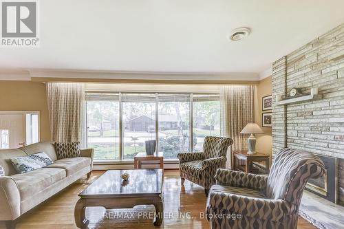 1 Gram Street, Vaughan (Maple), ON - Indoor Photo Showing Living Room