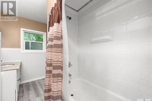 1116 3Rd Avenue Nw, Moose Jaw, SK - Indoor Photo Showing Bathroom