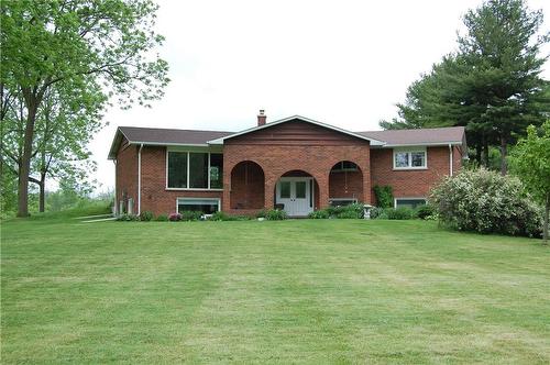 581 6Th Concession Road E, Flamborough, ON - Indoor Photo Showing Living Room