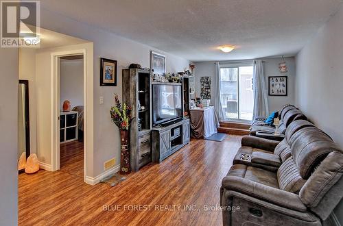 69 Rossmore Court, London, ON - Indoor Photo Showing Living Room