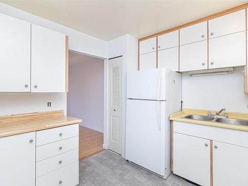 203-1490 Garnet Rd, Saanich, BC - Indoor Photo Showing Kitchen With Double Sink