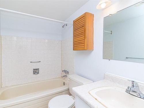 203-1490 Garnet Rd, Saanich, BC - Indoor Photo Showing Bathroom