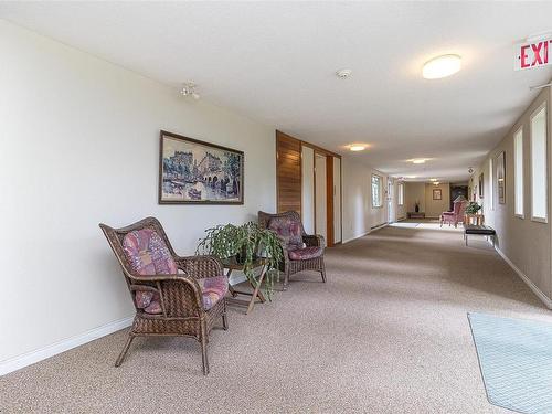 203-1490 Garnet Rd, Saanich, BC - Indoor Photo Showing Other Room