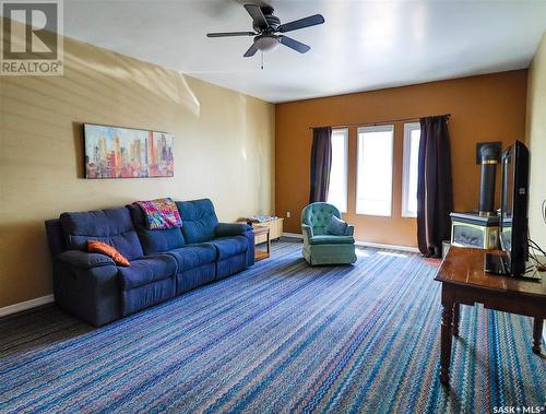 252 7Th Avenue Ne, Swift Current, SK - Indoor Photo Showing Living Room