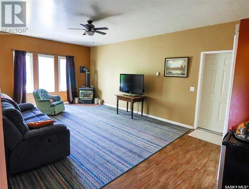 252 7Th Avenue Ne, Swift Current, SK - Indoor Photo Showing Living Room