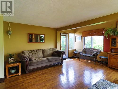 252 7Th Avenue Ne, Swift Current, SK - Indoor Photo Showing Living Room