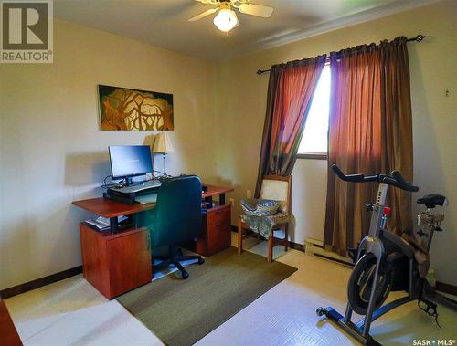 252 7Th Avenue Ne, Swift Current, SK - Indoor Photo Showing Gym Room