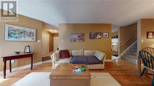 71 Southcott Court, London, ON - Indoor Photo Showing Living Room