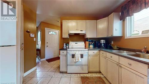 71 Southcott Court, London, ON - Indoor Photo Showing Kitchen With Double Sink