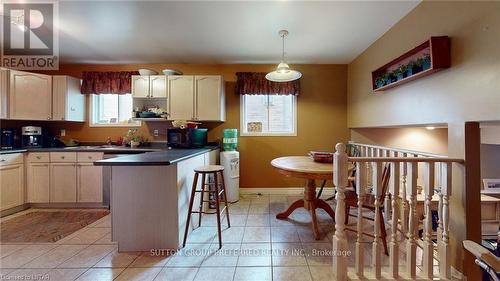 71 Southcott Court, London, ON - Indoor Photo Showing Kitchen