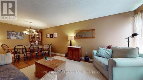 71 Southcott Court, London, ON - Indoor Photo Showing Living Room