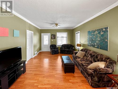 221 Dufferin Street E, Swift Current, SK - Indoor Photo Showing Living Room