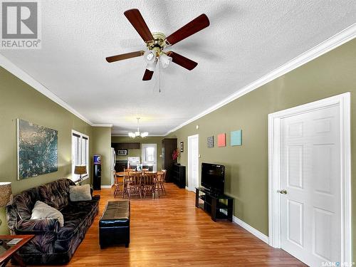 221 Dufferin Street E, Swift Current, SK - Indoor Photo Showing Living Room