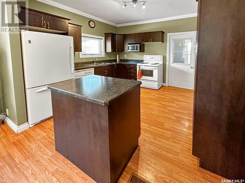 221 Dufferin Street E, Swift Current, SK - Indoor Photo Showing Kitchen