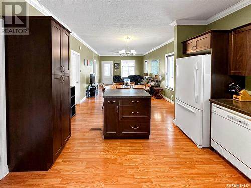 221 Dufferin Street E, Swift Current, SK - Indoor Photo Showing Kitchen