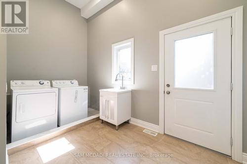 1029 Haig Boulevard, Mississauga, ON - Indoor Photo Showing Laundry Room