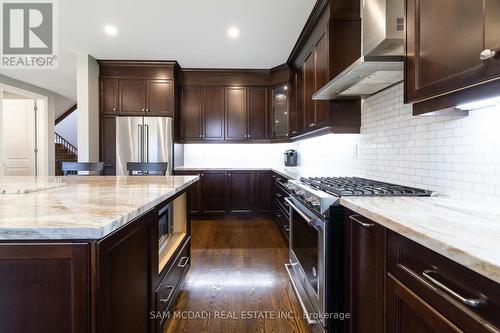 1029 Haig Boulevard, Mississauga, ON - Indoor Photo Showing Kitchen With Upgraded Kitchen