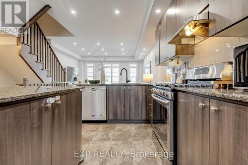 551 Mermaid Crescent, Mississauga, ON - Indoor Photo Showing Kitchen With Upgraded Kitchen