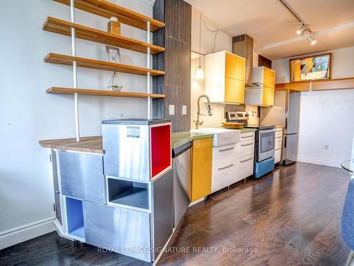 304-2874 Keele St, Toronto, ON - Indoor Photo Showing Kitchen