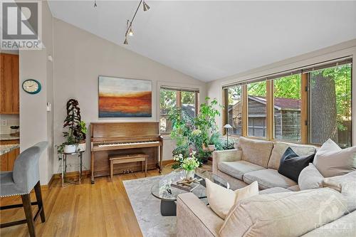 40 Geneva Street, Ottawa, ON - Indoor Photo Showing Living Room