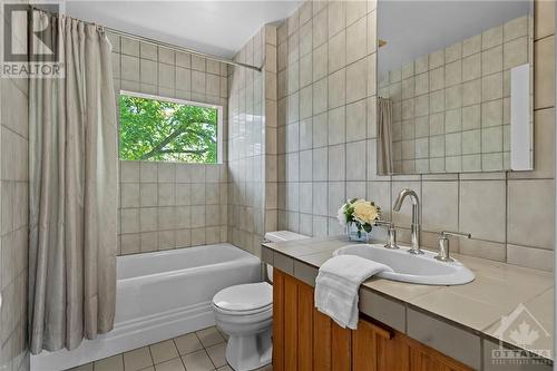 40 Geneva Street, Ottawa, ON - Indoor Photo Showing Bathroom