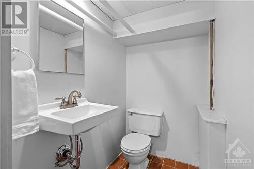 40 Geneva Street, Ottawa, ON - Indoor Photo Showing Bathroom
