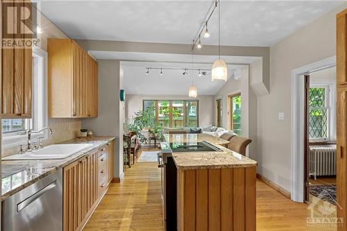 40 Geneva Street, Ottawa, ON - Indoor Photo Showing Kitchen
