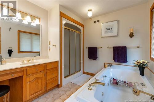 36 Elizabeth Parkway, Rothesay, NB - Indoor Photo Showing Bathroom