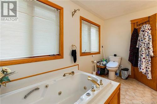 36 Elizabeth Parkway, Rothesay, NB - Indoor Photo Showing Bathroom