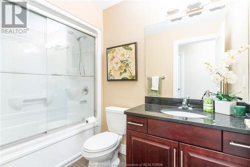 2217 Alexandra, Windsor, ON - Indoor Photo Showing Bathroom