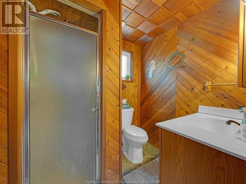 1517 Redwood, Kingsville, ON - Indoor Photo Showing Bathroom