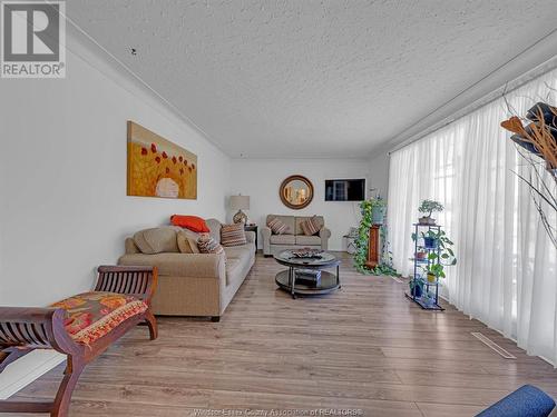 1517 Redwood, Kingsville, ON - Indoor Photo Showing Living Room
