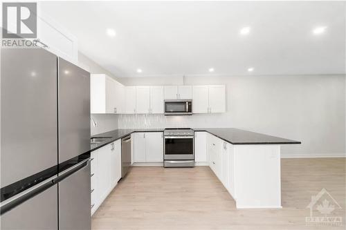 12 St Andrews Circle, Ottawa, ON - Indoor Photo Showing Kitchen With Upgraded Kitchen