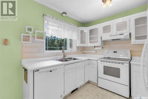 122 Penryn Crescent, Saskatoon, SK - Indoor Photo Showing Kitchen With Double Sink