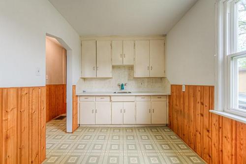 344 Melvin Avenue, Hamilton, ON - Indoor Photo Showing Kitchen