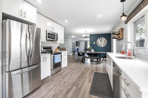 884 Vimy Road, Winnipeg, MB - Indoor Photo Showing Kitchen With Upgraded Kitchen