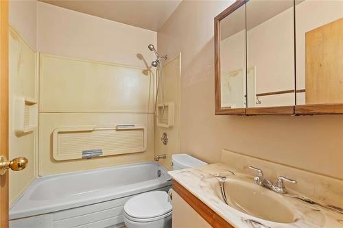 643 Henderson Highway, Winnipeg, MB - Indoor Photo Showing Bathroom