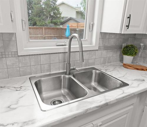 118 The Bridle Path, Winnipeg, MB - Indoor Photo Showing Kitchen With Double Sink