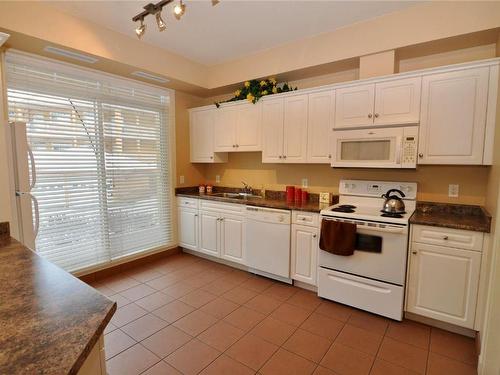 103-3550 Woodsdale Road, Lake Country, BC - Indoor Photo Showing Kitchen With Double Sink