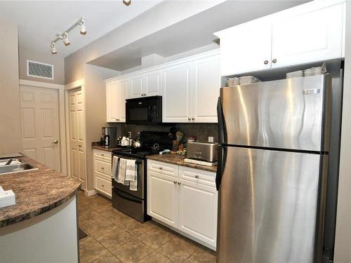 103-3550 Woodsdale Road, Lake Country, BC - Indoor Photo Showing Kitchen